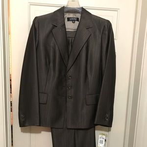 New suit Never worn and too small for me.